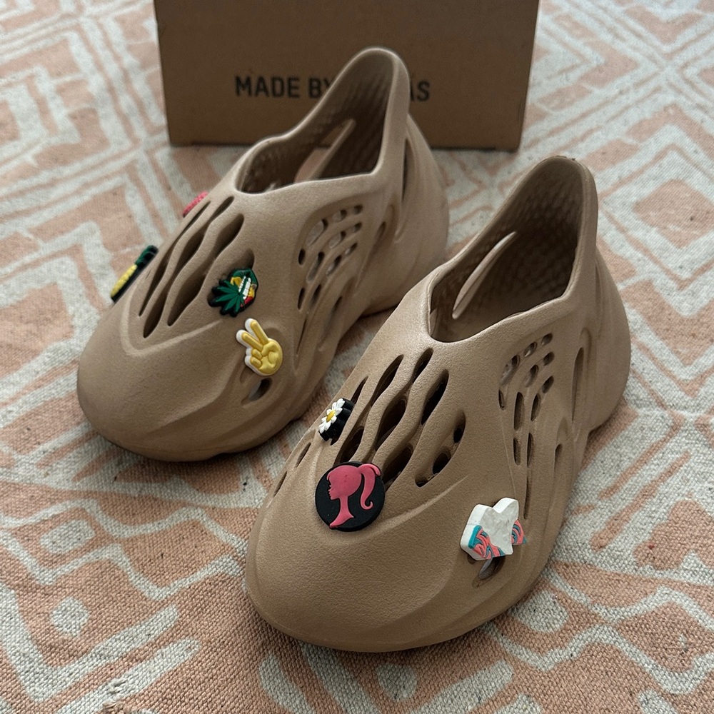 Yeezy Foam Runner Ochre with Fun Charms